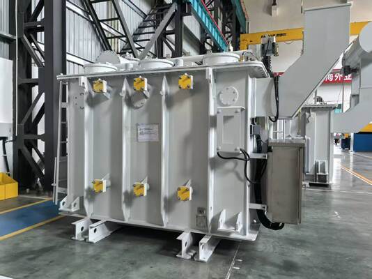 Transformador trifásico sumergido en aceite con tensión de ruptura de 65,2 kV, diseñado para sistemas de transmisión y distribución de energía.